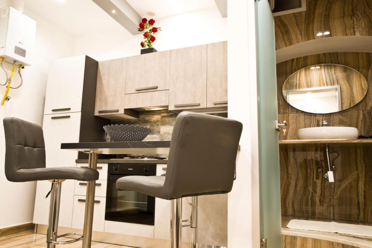 Suite Napoli Sotterranea Con Vasca Idromassaggio Luaran gambar