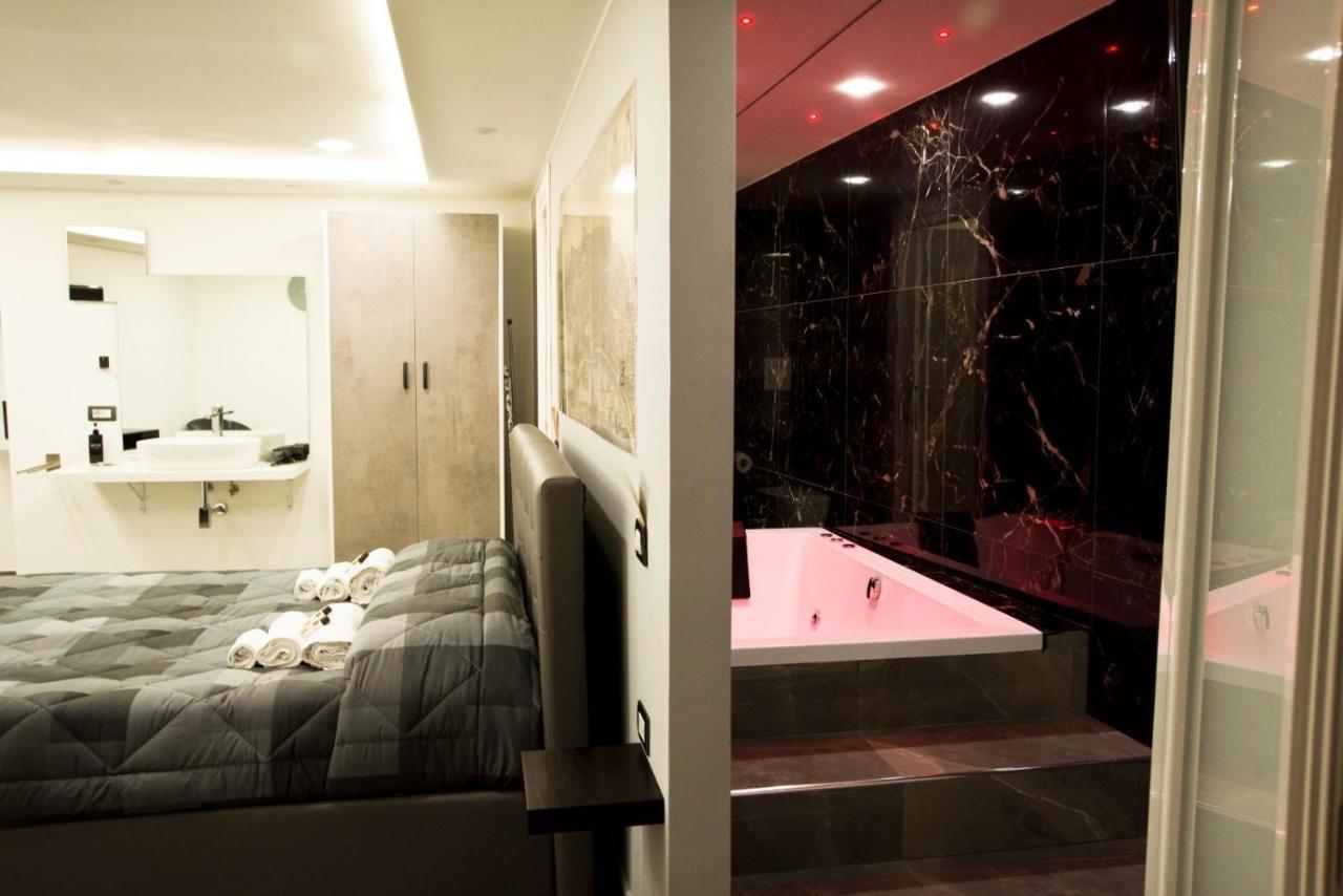 Suite Napoli Sotterranea Con Vasca Idromassaggio Luaran gambar